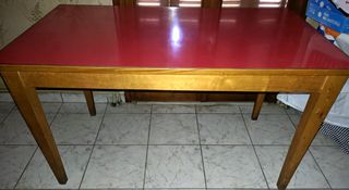 Μεγάλο τραπέζι με επιφάνεια κόκκινη φορμάικα