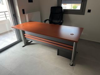 Γραφείο επαγγελματικό με συρταριερα και καρέκλα γραφείου 200€
