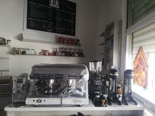 Μηχανή espresso, δύο μύλοι άλεσης καφέ και 2 φραπιέρες 