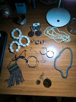 Διάφορα κοσμήματα... δαχτυλίδια..σκουλαρίκια...βραχιόλια...κολιέ... καινούρια...
