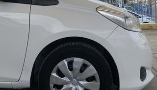 Toyota Yaris 2014-thumb-5