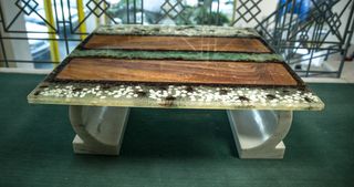 Τραπέζι από υγρό γυαλί και ξύλο ελιας