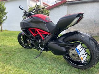 Ducati Diavel 2012 1200 carbon-thumb-2
