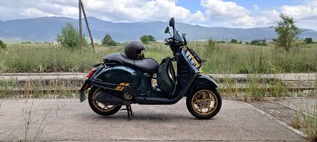 Vespa GTS Super Racing Sixties 300 '20