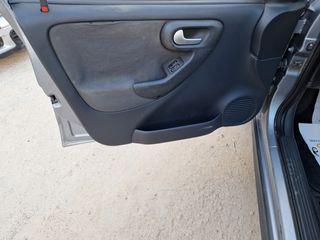 Opel Corsa 2004 C-thumb-8