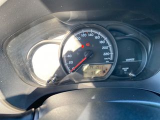 Toyota Yaris 2015-thumb-8