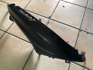 Πλαϊνό καπάκι ουράς δεξί Beverly 350 300