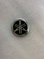 ΑΥΤΟΚΟΛΛΗΤΟ ΑΝΑΓΛΥΦΟ YAMAHA ΑΣΗΜΙ- ΜΑΥΡΟ 6 cm