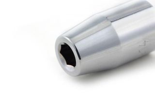 Αντάπτορας 1/2" σε 1/4". Ακριβής προσαρμογή για μύτες στο αντάπτορα. Πλήρως γυαλισμένο φινίρισμα χρωμίου που καθαρίζεται εύκολα και αντιστέκεται στη διάβρωση. Χάλυβας από κράμα χρωμίουβαναδίου (Cr-V)
