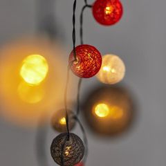 Σειρά 40 led θερμό φως με πλαστικές μπάλες υφασμάτινες 4cm, ηλιακό συλλέκτη, αισθητήρα φωτός 8 προγράμματα και πράσινο καλώδιο ip44
