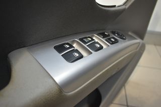 ΤΑΠΕΤΣΑΡΙΑ ΠΟΡΤΑΣ ΜΕ ΔΙΑΚΟΠΤΕΣ ΕΜΠΡΟΣ L HYUNDAI SANTA FE 2006-2012   82310-2B000(ΛΕΙΠΟΥΝ ΟΙ ΔΙΑΚΟΠΤΕΣ)