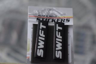 Swift σήματα βιδωτά 8 x 2 cm για πατάκια – 2 τεμ.
