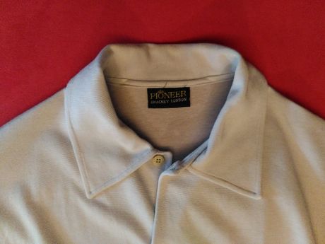 Αφόρετο κοντομάνικο μπλουζάκι με κουμπιά μάρκας Pioneer London