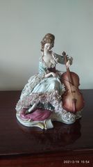 Πορσελάνινη φιγούρα Capodimonte-Κυρία που παίζει βιολί