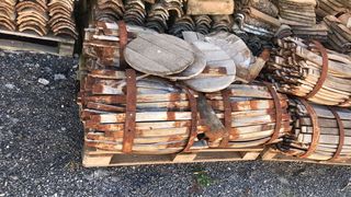 Παλιά ξυλεία τάβλες καπάκια από βαρέλια 