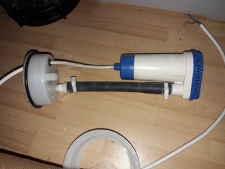 submersible water pump with venting