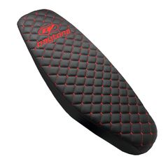Σέλα λεπτή μπακλαβωτή Daytona Sprinter / Dv καρμπυρατέρ με κόκκινη ραφή κόκκινο λογότυπο