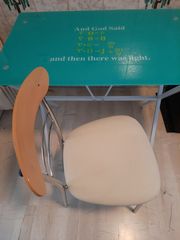 Γυάλινο γραφείο μελέτης με καρέκλα.