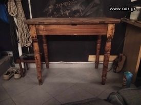 ξύλινο τραπέζι