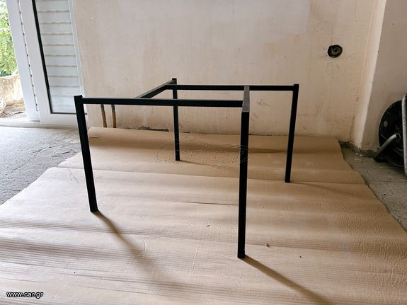 Τραπέζι από μεταλλική βάση και τζαμένια επιφάνεια