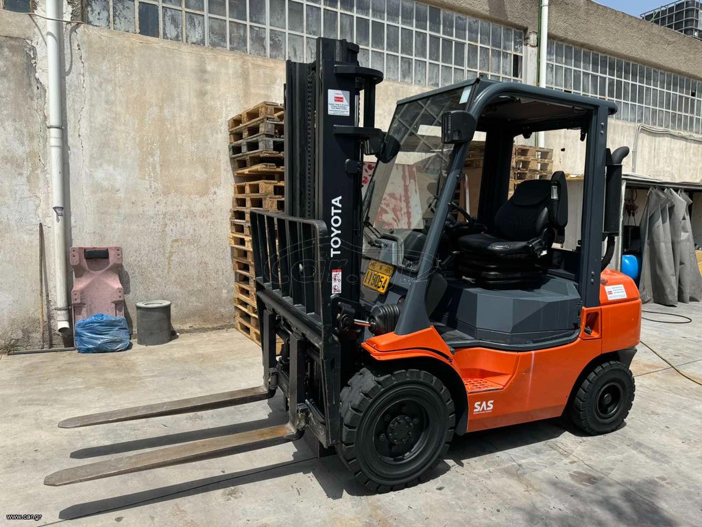 Toyota 2004 7FDJF35-13312      ΜΕ ΠΙΝΑΚΙΔΕΣ