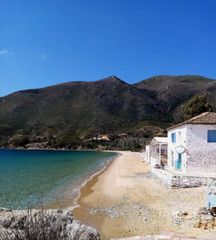 Πωλείται παραθαλάσσιος χώρος κατάλληλος για καντίνα κοντά στο Γύθειο