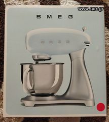 Ολοκαίνουργια Smeg SMF02RDEU Κουζινομηχανή 800W με Ανοξείδωτο Κάδο 4.8lt Red με εγγ 2 ετών από ΠΛΑΙΣΙΟ + ΔΩΡΑ VINTAGE ΖΥΓΑΡΙΑ ΜΑΓΕΙΡΙΚΗΣ ΑΞΙΑΣ 25 ΕΥΡΩ + ΒΙΒΛΙΟ ΜΑΓΕΙΡΙΚΗΣ!!!