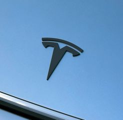 Tesla μαύρo εμπρός σήμα-thumb-1