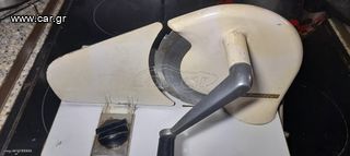 Μηχανήμα με οδηγό πάχους χειροκίνητο και για κασερι σαλάμι φέτες και για ψωμί τοστ  συλλεκτικη δουλεύει άψογα εποχής αππ Γερμανία Αν θέλετε μπορείτε να δείτε όλες τις αγγελίες μου