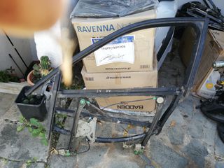 ΓΡΥΛΟΣ ΠΑΡΑΘΥΡΟΥ ΕΜΠΡΟΣ ΑΡΙΣΤΕΡΟΣ AUDI A4 1994' - 2001'  MAZI ME ΤΟ ΠΛΑΙΣΙΟ ΧΩΡΙΣ ΜΟΤΕΡ