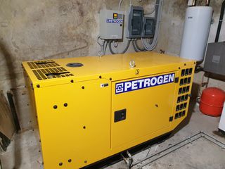 Perkins '23 403A - 15G2. ΓΕΝΗΤΡΙΑ 15 kVA , ΤΡΙΦΑΣΙΚΗ, ΑΘΟΡΥΒΗ ΚΛΕΙΣΤΟΥ ΤΥΠΟΥ ΜΕ ΒΑΣΗ, ΥΔΡΟΨΥΚΤΗ ΜΕ ΑΥΤΟΜΑΤΟ ΠΙΝΑΚΑ ΜΕΤΑΓΩΓΗΣ. ΜΟΝΟ 5 ΩΡΕΣ ΛΕΙΤΟΥΡΓΙΑΣ!