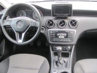 Mercedes-Benz A 180 2016-thumb-4
