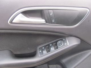 Mercedes-Benz A 180 2016-thumb-8