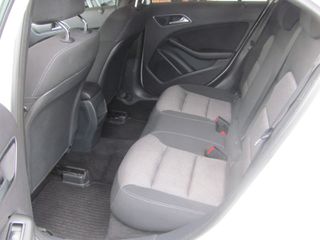 Mercedes-Benz A 180 2016-thumb-9