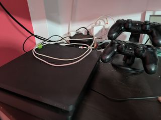 PS4 slim 1TB σε άριστη κατάσταση με 2 χειριστήρια,βάση φόρτισης και 11 παιχνίδια