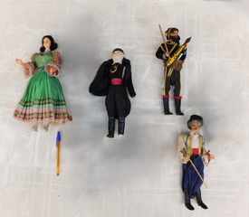 Κούκλες τέσσερις ελληνικής κατασκευής με παραδοσιακές φορεσιές, δεκαετίας 1960, πωλούνται και ξεχωριστά
