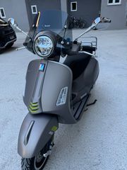 Piaggio Vespa GTS 300 '24 Super Tech