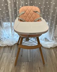 Πωλείται καρεκλάκι φαγητού Kikka Boo σε ροζ χρώμα.