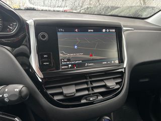 Peugeot 208 2019 1.2 PureTech Signature-thumb-3
