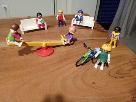 Playmobil Παιδική χαρά με τραμπάλα και 7 φιγούρες + παγκάκια και ποδήλατο