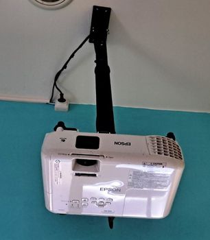 Epson EB-S05 Projector με Ενσωματωμένα Ηχεία Λευκός και Βάση οροφής BRATECK PRB-16-01 Μ