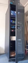 R42-600 Eπιδαπέδια τροχήλατη καμπίνα server rack 42U