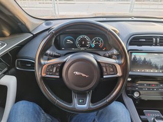 Jaguar F-Pace 2017 20d R-Sport AWD-thumb-54