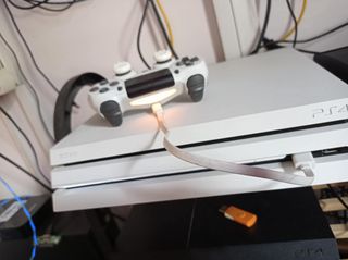 PS4 PRO ΛΕΥΚΟ ΑΡΙΣΤΗ ΚΑΤΑΣΤΑΣΗ ΚΑΘΑΡΙΣΜΕΝΟ ΑΛΑΓΜΕΝΗ Η ΠΑΣΤΑ 1 ΚΟΝΤΡΟΛ.ΚΟΜΠΛΕ ΚΑΛΩΔΙΑ.ΑΓΡΑΤΖΟΥΝΙΣΤΟ.