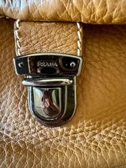 Δερμάτινη τσάντα Prada. 39 х 18.-thumb-4