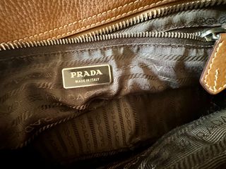 Δερμάτινη τσάντα Prada. 39 х 18.-thumb-8
