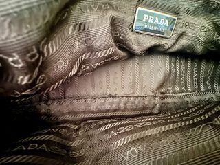 Δερμάτινη τσάντα Prada. 39 х 18.-thumb-9