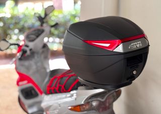 Givi Monolock Μπαγκαζιέρα Μοτοσυκλέτας με Κόκκινα Αντανακλαστικά 30lt Μαύρη