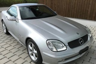 Είδη φανοποιίας mercedes-benz slk r171 φτερά καπό πόρτες το αυτοκίνητο βρίσκεται σε γκαράζ και τα είδη φανοποιίας δεν είναι απαραίτητο να βαφτούν αν έχετε ασημί αυτοκίνητο