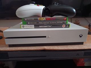 XBox One S 1TB - 2 Controllers - 3 Games +HDMI